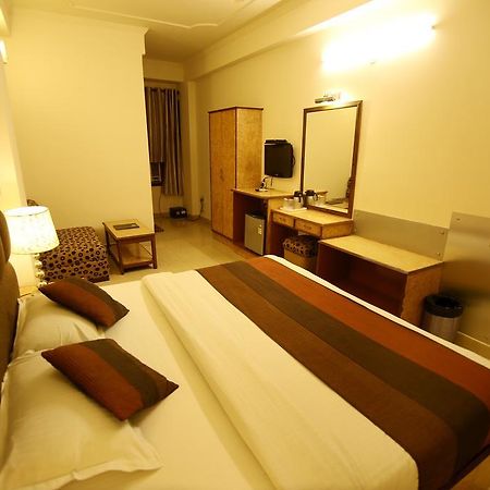 Hotel Parkway Deluxe Нью-Дели Экстерьер фото