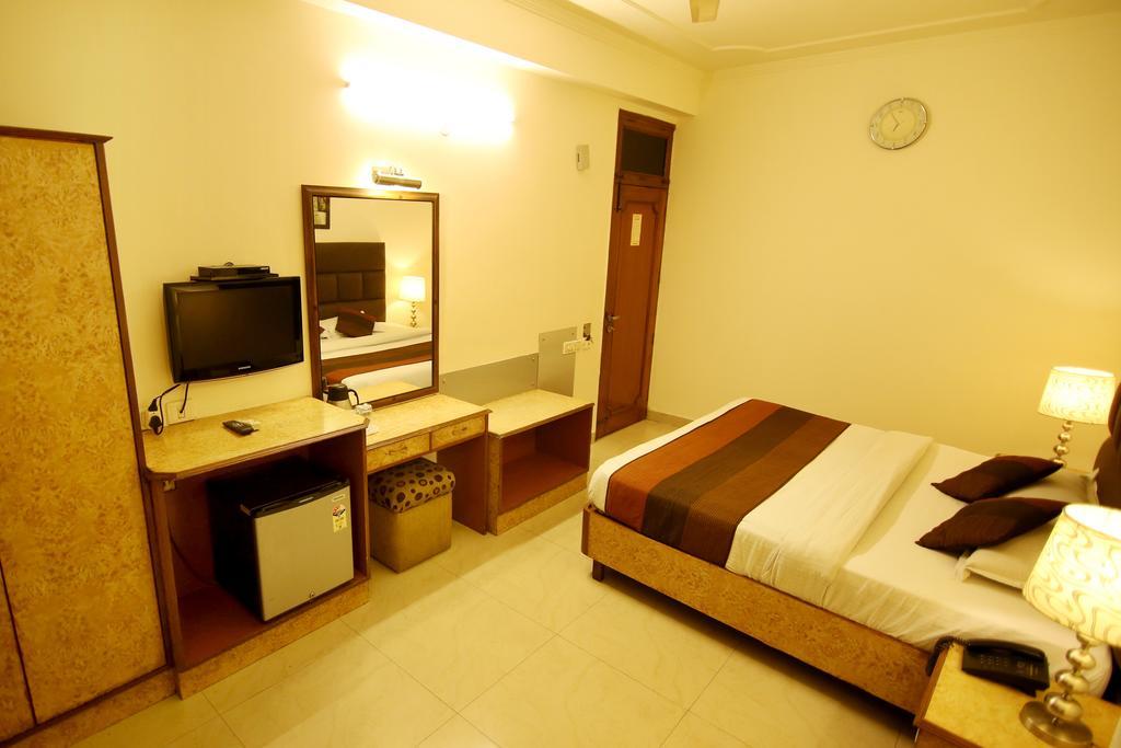 Hotel Parkway Deluxe Нью-Дели Экстерьер фото