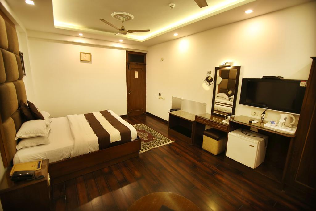 Hotel Parkway Deluxe Нью-Дели Экстерьер фото