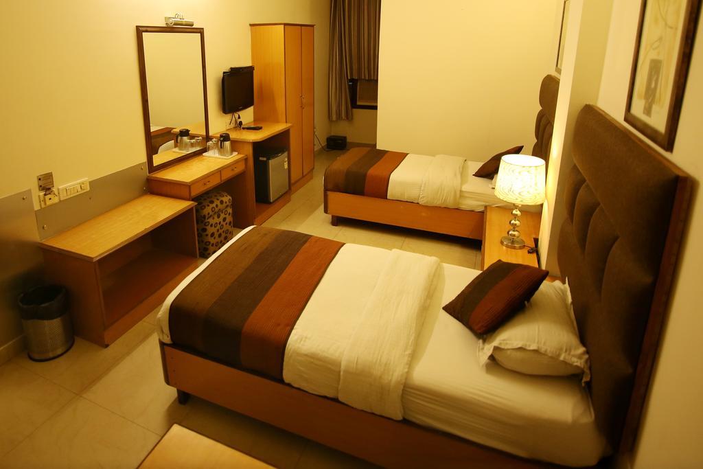 Hotel Parkway Deluxe Нью-Дели Экстерьер фото