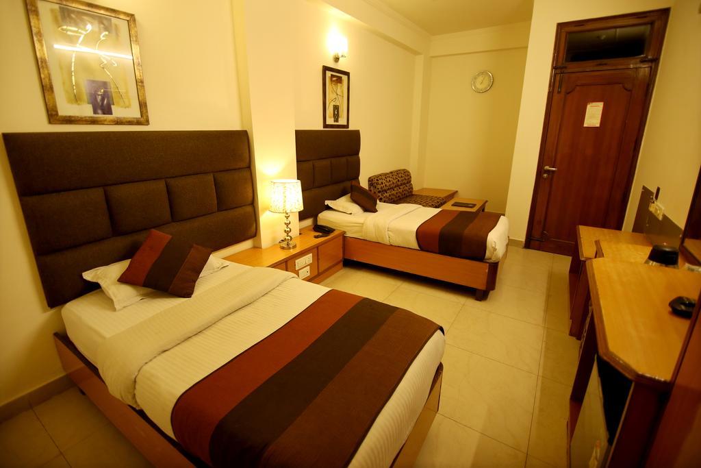Hotel Parkway Deluxe Нью-Дели Экстерьер фото