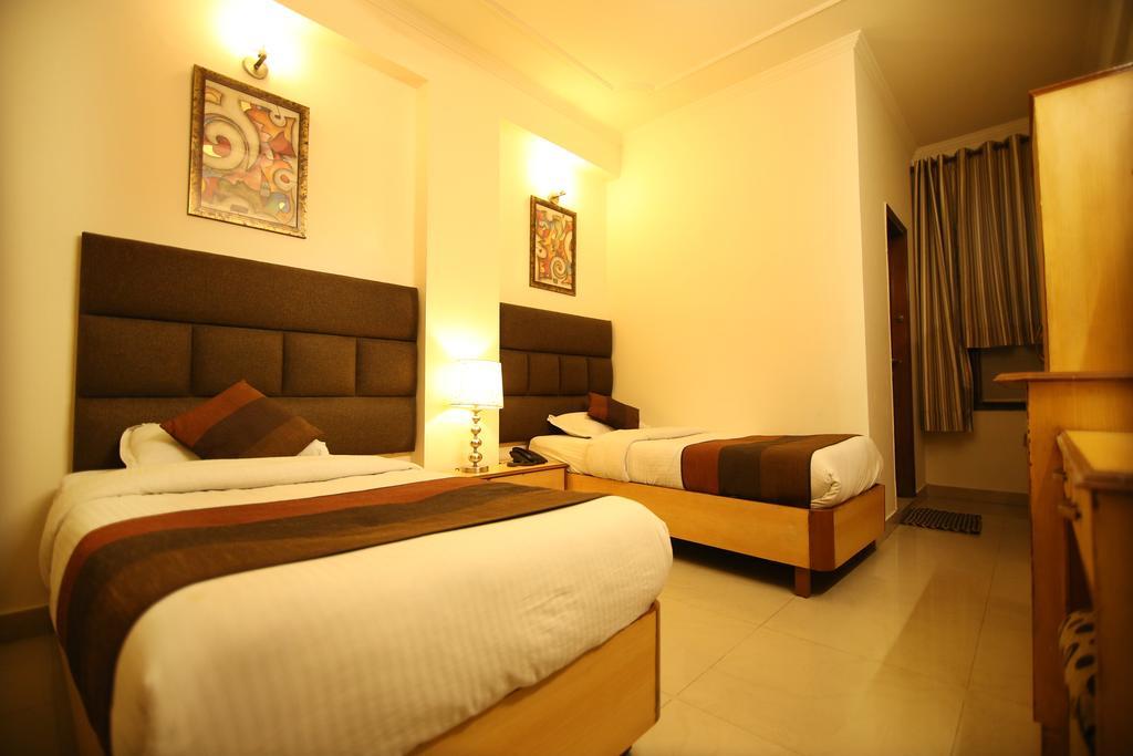 Hotel Parkway Deluxe Нью-Дели Экстерьер фото