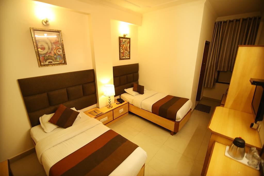Hotel Parkway Deluxe Нью-Дели Экстерьер фото