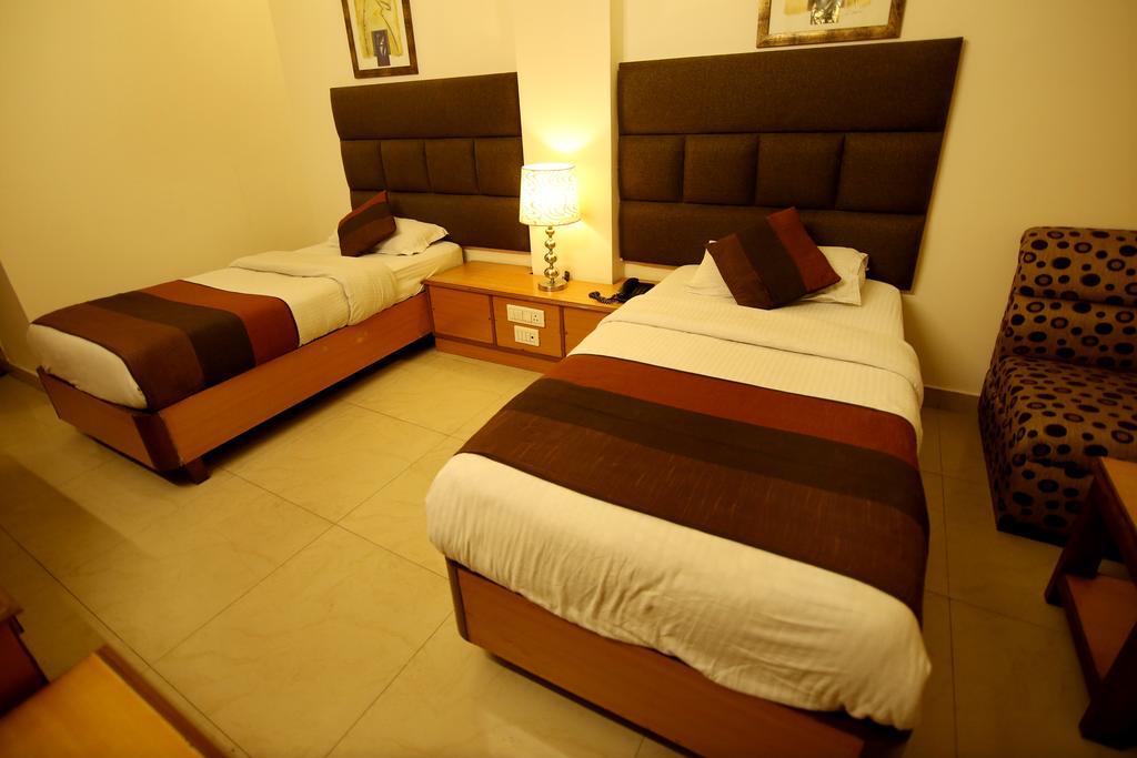 Hotel Parkway Deluxe Нью-Дели Экстерьер фото