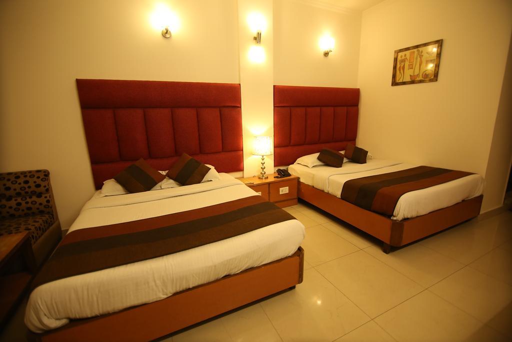 Hotel Parkway Deluxe Нью-Дели Экстерьер фото