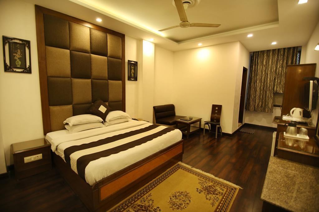 Hotel Parkway Deluxe Нью-Дели Экстерьер фото