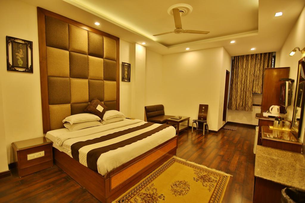 Hotel Parkway Deluxe Нью-Дели Экстерьер фото