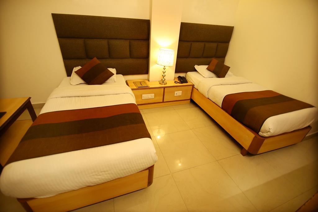 Hotel Parkway Deluxe Нью-Дели Экстерьер фото