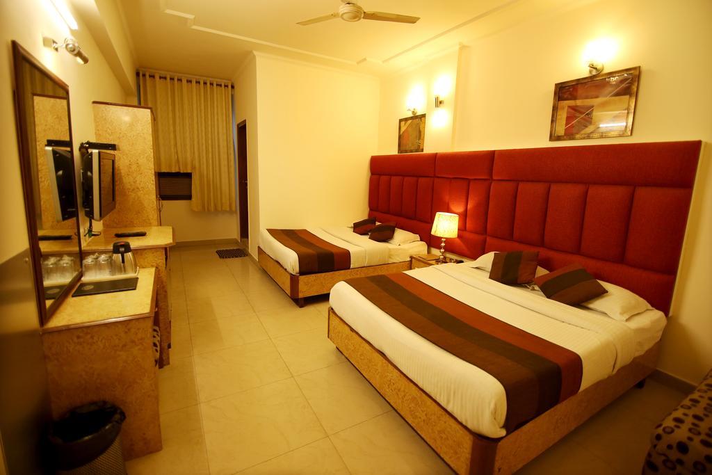 Hotel Parkway Deluxe Нью-Дели Экстерьер фото