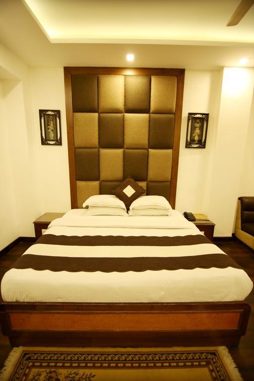 Hotel Parkway Deluxe Нью-Дели Экстерьер фото