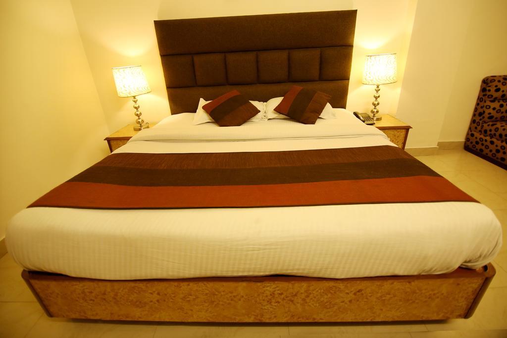 Hotel Parkway Deluxe Нью-Дели Экстерьер фото
