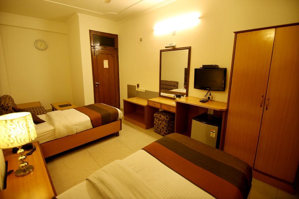 Hotel Parkway Deluxe Нью-Дели Экстерьер фото