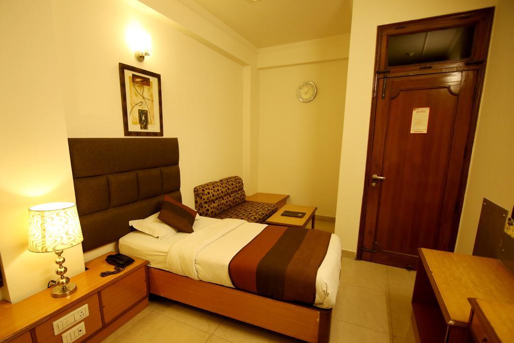 Hotel Parkway Deluxe Нью-Дели Экстерьер фото