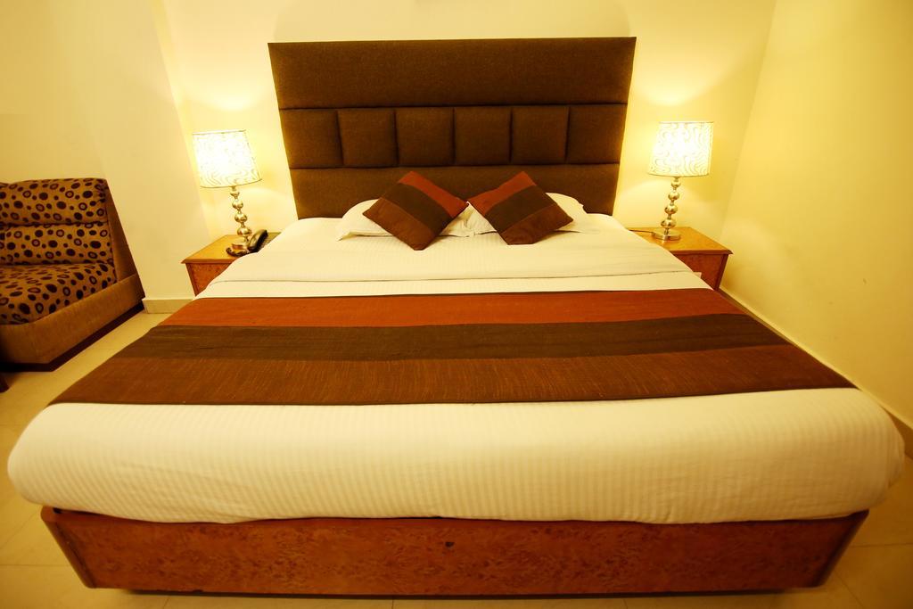 Hotel Parkway Deluxe Нью-Дели Экстерьер фото