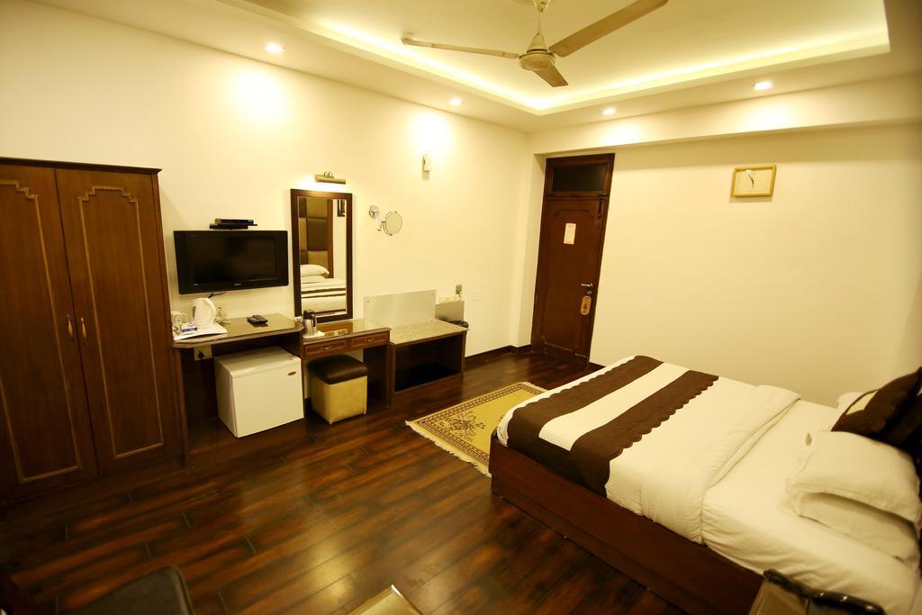 Hotel Parkway Deluxe Нью-Дели Экстерьер фото